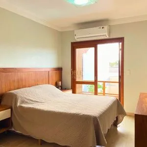 Casa com 272m², 4 dormitórios, 1 suíte, 3 vagas no bairro Igra Norte em Torres para Comprar
