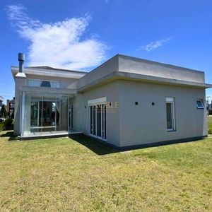 Casa de Condomínio com 226m², 3 dormitórios, 3 suítes, 2 vagas no Reserva das Águas em Torres para Comprar