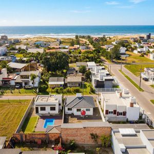 Casa com 125m², 3 dormitórios, 2 vagas no bairro Loteamento Caravelle em Passo de Torres para Comprar