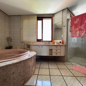 Apartamento com 277m², 4 dormitórios, 2 suítes, 2 vagas no Torre de La Cité em Torres para Comprar