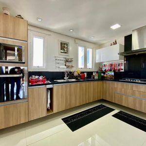 Apartamento com 186m², 3 dormitórios, 1 suíte, 4 vagas no Debret em Torres para Comprar