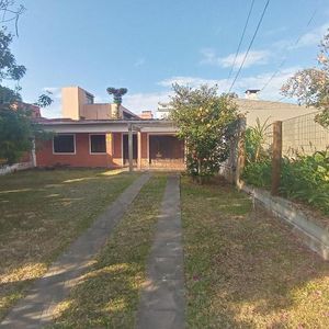 Casa com 100m², 2 dormitórios, 3 vagas no bairro Praia da Cal em Torres para Comprar