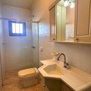 Casa com 420m², 5 dormitórios, 3 suítes, 1 vaga no bairro Centro em Torres para Comprar