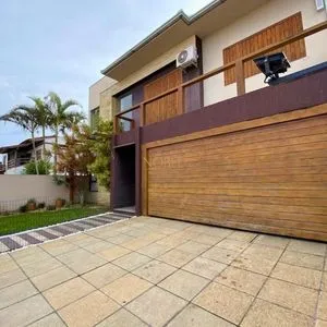 Casa com 272m², 4 dormitórios, 1 suíte, 3 vagas no bairro Igra Norte em Torres para Comprar
