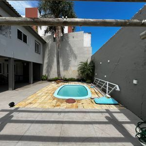 Sobrado com 350m², 5 dormitórios, 1 suíte, 4 vagas no bairro Centro em Torres para Comprar