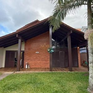 Casa com 200m², 3 dormitórios, 1 suíte, 2 vagas no bairro Praia Grande em Torres para Comprar