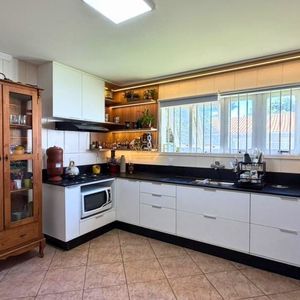 Casa com 209m², 3 dormitórios, 1 suíte, 2 vagas no bairro Igra em Torres para Comprar