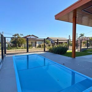 Casa com 180m², 3 dormitórios, 1 suíte, 2 vagas no bairro Praia da Cal em Torres para Comprar