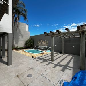 Sobrado com 350m², 5 dormitórios, 1 suíte, 4 vagas no bairro Centro em Torres para Comprar