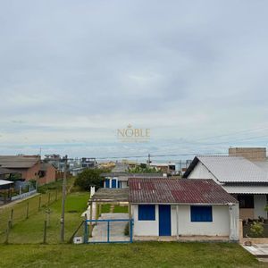 Casa com 180m², 3 dormitórios, 2 suítes, 2 vagas no bairro Caravelle em Passo de Torres para Comprar