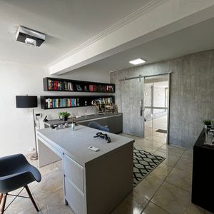 Sobrado com 350m², 5 dormitórios, 1 suíte, 4 vagas no bairro Centro em Torres para Comprar