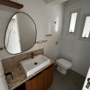 Sobrado com 350m², 5 dormitórios, 1 suíte, 4 vagas no bairro Centro em Torres para Comprar