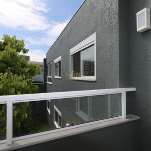 Sobrado com 220m², 5 dormitórios, 4 suítes, 3 vagas no bairro Stan em Torres para Comprar