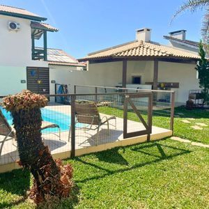 Casa com 240m², 4 dormitórios, 2 suítes, 2 vagas no bairro Praia Paraíso em Torres para Comprar
