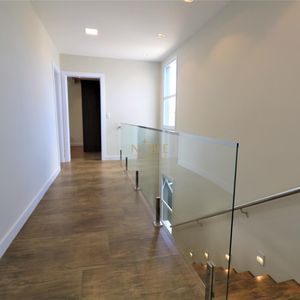 Sobrado com 220m², 5 dormitórios, 4 suítes, 3 vagas no bairro Stan em Torres para Comprar