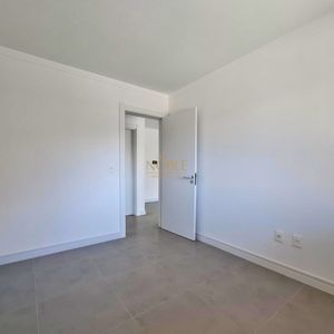 Apartamento com 74m², 2 dormitórios, 1 suíte, 1 vaga no Residencial Acrópole em Torres para Comprar