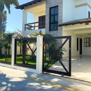 Casa com 240m², 4 dormitórios, 2 suítes, 2 vagas no bairro Praia Paraíso em Torres para Comprar