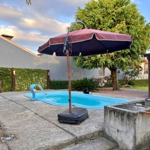 Casa com 184m², 3 dormitórios, 1 suíte, 2 vagas no bairro Igra Norte em Torres para Comprar