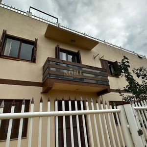 Apartamento com 94m², 3 dormitórios, 1 suíte, 2 vagas no Edifício Saron em Torres para Comprar