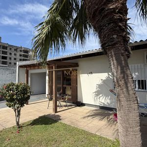 Casa com 136m², 3 dormitórios, 1 suíte, 2 vagas no bairro Praia da Cal em Torres para Comprar
