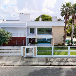 Casa com 600m², 4 dormitórios, 1 suíte, 4 vagas no bairro Igra Norte em Torres para Comprar