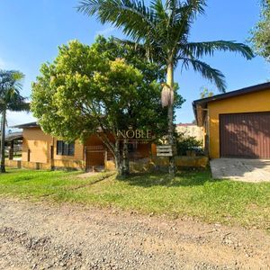 Casa com 140m², 3 dormitórios, 1 suíte, 2 vagas no bairro São Braz em Torres para Comprar