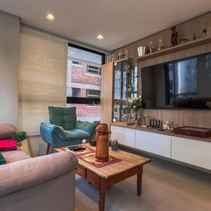 Apartamento com 60m², 2 dormitórios, 1 suíte, 1 vaga no Aston em Torres para Comprar