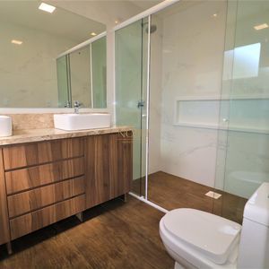 Sobrado com 220m², 5 dormitórios, 4 suítes, 3 vagas no bairro Stan em Torres para Comprar