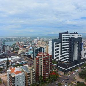 Apartamento com 108m², 3 dormitórios, 1 suíte, 2 vagas no Maui Residencial em Torres para Comprar