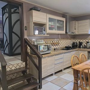 Sobrado com 330m², 3 dormitórios, 1 suíte, 5 vagas no bairro Centenário em Torres para Comprar