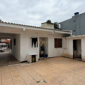 Casa com 130m², 4 dormitórios, 4 vagas no bairro Getúlio Vargas em Torres para Comprar