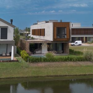 Casa de Condomínio com 244m², 4 dormitórios, 4 suítes, 2 vagas no Condomínio Ilhas Park em Torres para Comprar