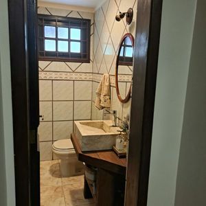 Sobrado com 330m², 3 dormitórios, 1 suíte, 5 vagas no bairro Centenário em Torres para Comprar