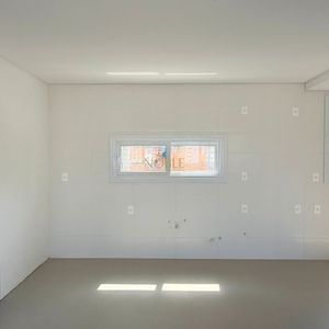 Apartamento com 98m², 2 dormitórios, 2 suítes, 2 vagas no Punta Del Sole em Torres para Comprar