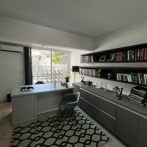 Sobrado com 350m², 5 dormitórios, 1 suíte, 4 vagas no bairro Centro em Torres para Comprar