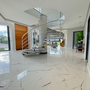 Casa de Condomínio com 591m², 5 dormitórios, 5 suítes, 2 vagas no Ocean Side em Torres para Comprar