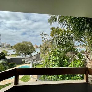 Casa com 180m², 4 dormitórios, 4 suítes, 2 vagas no bairro Praia da Cal em Torres para Comprar