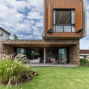 Casa de Condomínio com 244m², 4 dormitórios, 4 suítes, 2 vagas no Condomínio Ilhas Park em Torres para Comprar