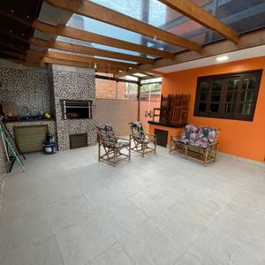 Sobrado com 260m², 4 dormitórios, 1 suíte, 2 vagas no bairro Igra Norte em Torres para Comprar