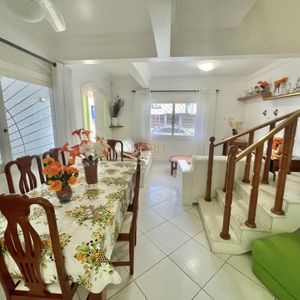 Casa com 500m², 7 dormitórios, 2 suítes, 2 vagas no bairro Centro em Torres para Comprar
