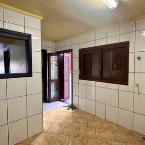 Casa com 420m², 5 dormitórios, 3 suítes, 1 vaga no bairro Centro em Torres para Comprar