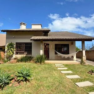 Casa com 145m², 3 dormitórios, 1 suíte, 2 vagas no bairro Igra Sul em Torres para Comprar