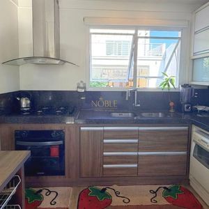 Casa com 400m², 5 dormitórios, 1 suíte, 4 vagas no bairro Stan em Torres para Comprar