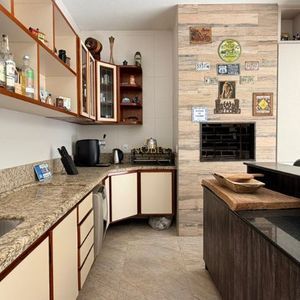 Casa com 400m², 5 dormitórios, 1 suíte, 4 vagas no bairro Stan em Torres para Comprar