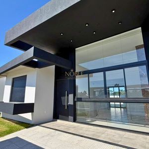 Casa com 146m², 3 dormitórios, 1 suíte, 2 vagas no Loteamento Jardim América em Passo de Torres para Comprar