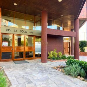 Apartamento com 102m², 2 dormitórios, 1 suíte, 1 vaga no La Tour em Torres para Comprar