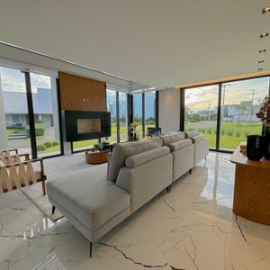 Casa de Condomínio com 591m², 5 dormitórios, 5 suítes, 2 vagas no Ocean Side em Torres para Comprar