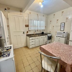 Casa com 500m², 7 dormitórios, 2 suítes, 2 vagas no bairro Centro em Torres para Comprar