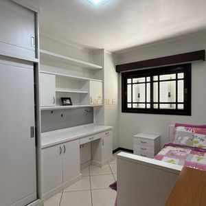 Casa com 252m², 5 dormitórios, 1 suíte, 2 vagas no bairro Centro em Torres para Comprar