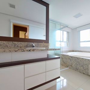 Apartamento com 249m², 4 dormitórios, 4 suítes, 2 vagas no Graziela em Torres para Comprar